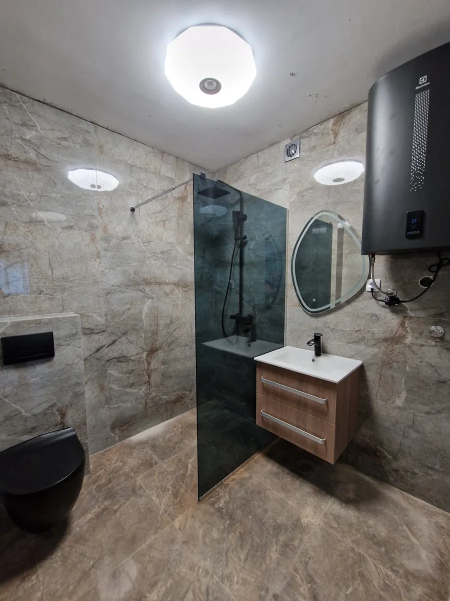 Spa-style bathroom - ICONIC Real Estate