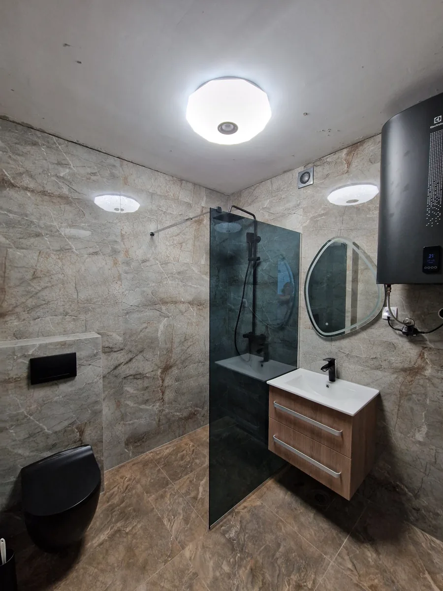 Spa-style bathroom - ICONIC Real Estate